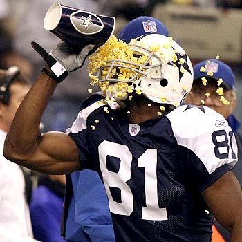 Terrell Owens loves popcorn. Terrell Owens, Sports Fails, Cow Boys, How Bout Them Cowboys, Cowboys Nation, Dallas Cowboys Football, Cowboys Football, Epic Fails Funny, Golf Humor