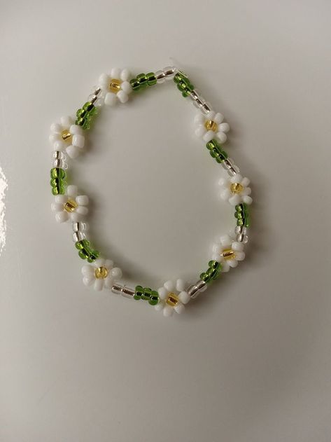 Pretty Beaded Jewelry, Concert Ideas, Diy Beaded Rings, Beads Ideas, Daisy Bracelet, Magnetic Earrings, Bead Charms Diy, Jewelry Summer, Diy Bracelets Easy