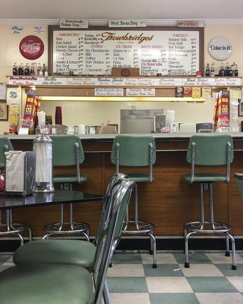 Quick Service Restaurant Design, Cafe Ice Cream, Diner Aesthetic, Sarah Grace, Old Fashioned Ice Cream, Ice Cream Place, 50s Diner, Dive Bars, Vintage Diner