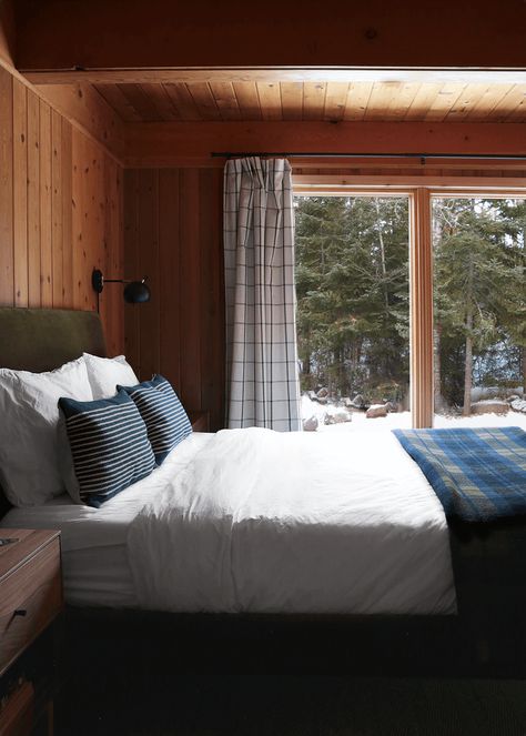 Winter Cabin Interior Design, Wood Panel Cabin, Mountain Cabin Interiors Lodge Style, Northern Cabin Decor, Adirondack Cabin Interior, Scottish Cabin Interior, Lakehouse Bedroom Decor, Mountain Style Bedroom, Lake Home Bedroom Ideas