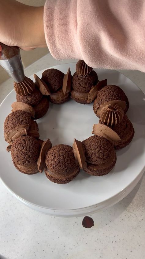 1.5K views · 186 reactions | Choux intensément Chocolat 🤎 Hello les amis 🤎 Je vous ai préparé une petite gourmandise ce week-end. Ça faisait un moment que je voulais tester la pâte à choux chocolat 🍫 Composition : - Pâte à Choux Chocolat. - Craquelin Chocolat. - Crémeux Chocolat Noir. - Caramel Beurre Salé. - Ganache Montée Chocolat Noir. #chocolat #brownie #pastry #patisserie #cake #recette #cuisine #food #desserts #instafood #yummy #homemade #gourmandise #delicious #pastrylife #creation #bakery #patisseriefrançaise #frenchfood #simplecooking #withlove #pastryart ##pateachoux #chouxchocolat | 𝙋𝙖𝙨𝙩𝙧𝙮 𝙗𝙮 𝙉𝙤𝙪𝙯𝙝𝙖 🤍 | Toby Mai · ANGEL Chocolate Choux Pastry, Choux Decoration, Profiteroles Cake, Choux Cake, Winter Holiday Desserts, Chocolate Cake Toppers, Patisserie Cake, Eclair Recipe, New Year's Desserts