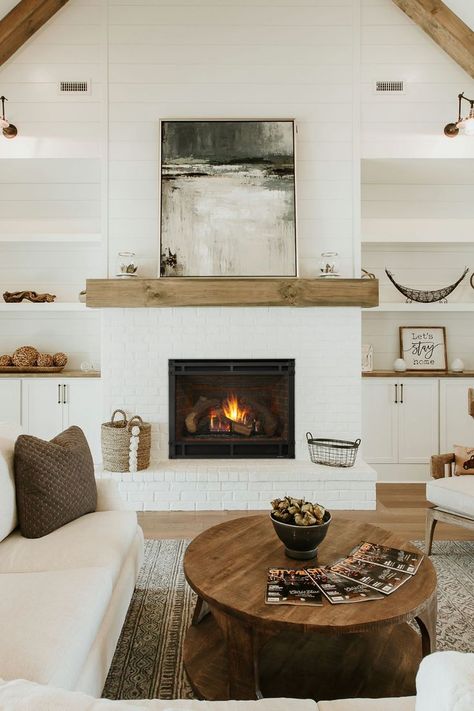 Gas Fireplace Ideas Living Rooms, Indoor Gas Fireplace, Living Pequeños, White Brick Fireplace, Fireplace Built Ins, Farmhouse Fireplace, Living Room Decor Fireplace, Fireplace Remodel, Wood Fireplace