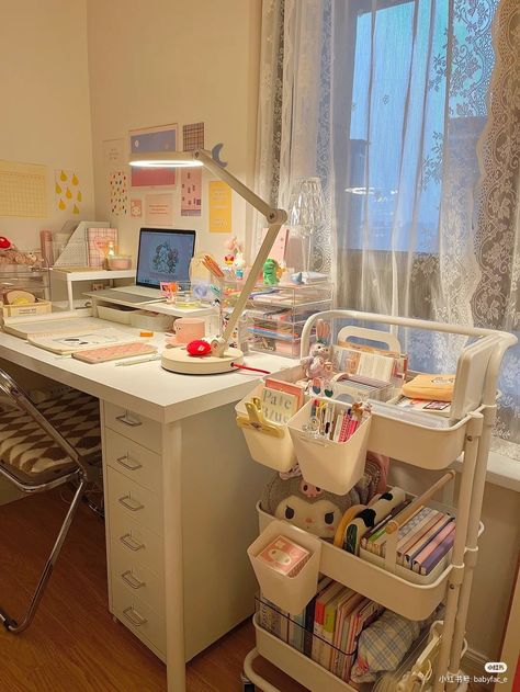 Cozy Desk, Study Desk Decor, Cool Dorm Rooms, Desk Inspiration, Study Area, Hiasan Bilik, التصميم الخارجي للمنزل, Room Redesign, Pastel Room