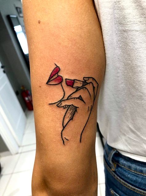 Tattoo red lipstick lips woman minimal art linear Womens Lips Tattoo, Lipstick Tattoo Designs, Makeup Tattoo Ideas Sleeve, Tattoo Of Lips On Women, Red Lipstick Tattoo, Make Up Tattoo Ideas, Lipstick Tattoo Ideas, Tattoo Of Lips, Lips Tattoo Ideas