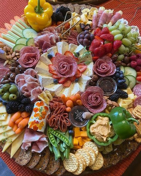 Wedding Party Charcuterie Board, Ring Bologna And Cheese Platter, Family Reunion Charcuterie Board, Meat Cheese And Veggie Charcuterie Board, Charcuterie Board Round Platter, Charcuterie Round Board Ideas, Large Round Charcuterie Board, Sharcoutery Board, Round Charcuterie Board Layout