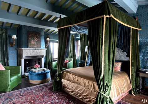 Velvet Room, Luxury Bedroom Design, Inviting Home, Bed Curtains, Canopy Bed, Bedroom Green, Umbria, Raised Beds, Architectural Digest