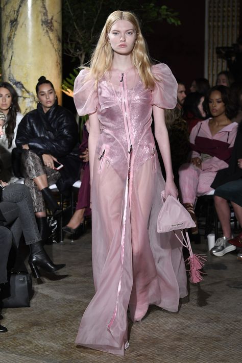 The complete Juicy Couture Fall 2018 Ready-to-Wear fashion show now on Vogue Runway. Catwalk Models, Couture Runway, Vogue Fashion, Best Wear, Fashion Show Collection, Fall 2018, Tea Dress, New York Fashion, Juicy Couture