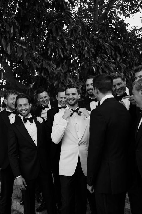 Black Tie Bride And Groom, Black Tie Wedding Groomsmen, Groomsmen Black And White, Groomsmen Pics, Groomsman Photos, Black Tie Groom, Wedding Earthy, Groom In White, Groomsmen Portraits