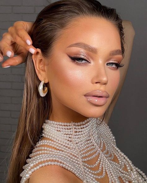 Stunning New Year's Eve 2024 Hairstyles: Expert Beauty Advic Makeup For Night Out, Prom Makeup For Brown Eyes, Poses Modelo, Natural Prom Makeup, New Years Eve Makeup, Brunette Makeup, Formal Makeup, Glam Makeup Look, Evening Makeup