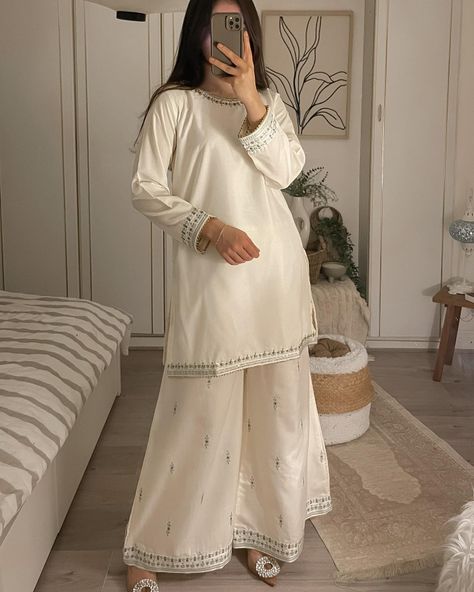 White Eastern Dresses, Pakistan Simple Dress, Stylish Dress Design In Pakistan, Long Kameez Design, Eid Dress Ideas, Eid Clothes, Simple Dress Casual, Kameez Designs, Womens Trendy Dresses