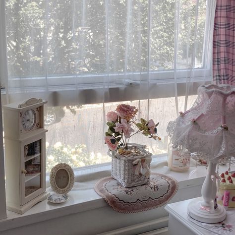 Pink Roses Aesthetic, Roses Aesthetic, Hello Kitty House, Coquette Pink, Girly Room, Pretty Room, Room Makeover Inspiration, Room Setup, Aesthetic Themes