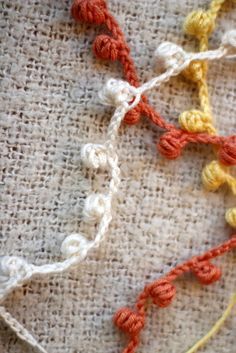 Crochet pom pom garland, step-by-step tutorial ✿Teresa Restegui http://www.pinterest.com/teretegui/✿ Bobble Garland Crochet, Crochet Bubble Garland, Crochet Pom Pom Garland, Simple Crochet Garland, Crochet Pom Pom Edging, Crochet Xmas Garland, Crochet Bobble Edging, Crochet Garlands Free Pattern, Crochet Tree Garland