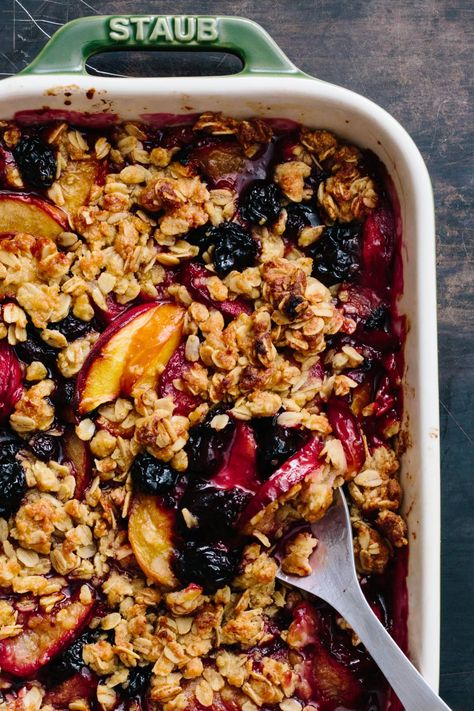 How To Make Crisps, Fruit Crisp Recipe, Berry Crisp, Plum Recipes, Fruit Crumble, Peach Crisp, Fruit Crisp, Crumble Recipe, Fruit Filling