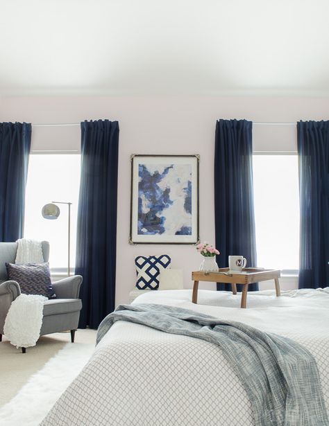 Gorgeous master bedroom with dramatic navy drapes. It's so glam and cozy at the same time. Navy Curtains Bedroom, Blue Curtains Bedroom, Modern Glam Bedroom, Navy Drapes, Navy Bedrooms, Glam Bedroom, Casa Vintage, Blue Curtains, Gray Bedroom