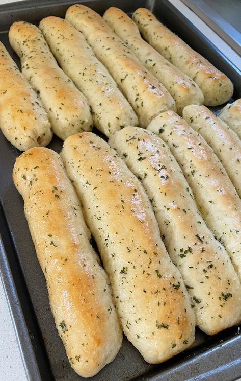 Breadsticks Olive Garden, Garlic Breadsticks Recipe, Olive Garden Breadsticks, Homemade Breadsticks, Olive Garden Copycat, Olive Garden Recipes, Bread Sticks Recipe, Garlic Breadsticks, Bread Sticks