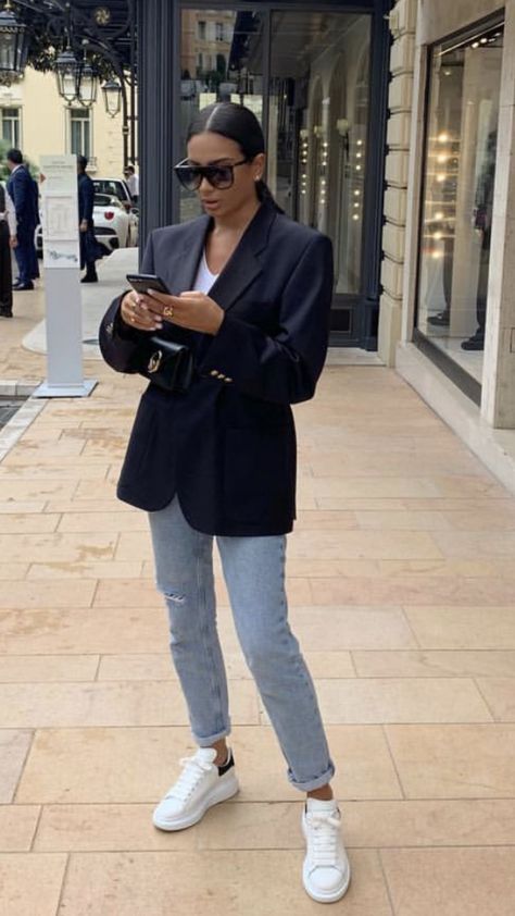 Blazer Trainers Outfit, Blazer And Trainers Outfit, Jeans And Blazer Outfit Business Casual, Jeans Noir Outfit, Jeans Trainers Outfit, Look Blazer Noir, Outfit Avec Blazer Noir, Mcqueen Trainers Outfit, Outfit Avec Blazer