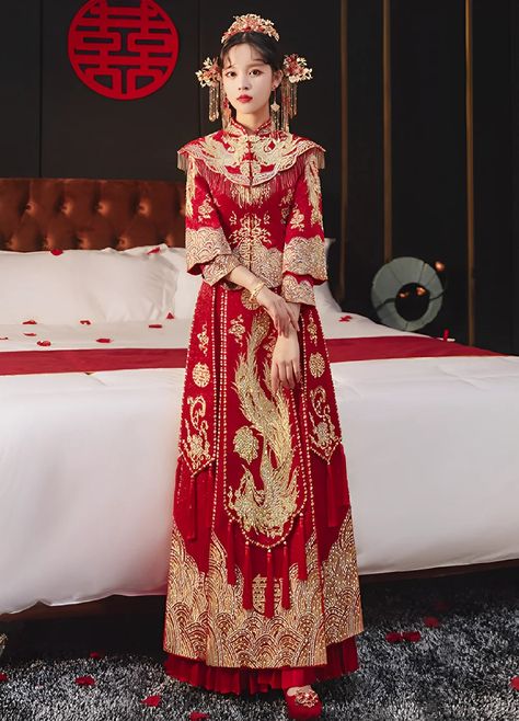 Red phoenix Qipao dress Qun Kwa Wedding Dresses, Chinese Attire Traditional Dresses, Chinese Wedding Qipao, Qipao Aesthetic, Red Traditional Dress, Traditional Chinese Embroidery, Chinese Marriage, Qipao Wedding Dress, Qipao Gown