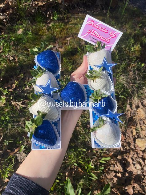 Dallas Cowboy Chocolate Strawberries, Dallas Cowboys Strawberries, Aesthetic Cowboy, Treat Business, Cowboys Dallas, Curly Fro, Box Chocolate, Presents For Men, Covered Strawberries