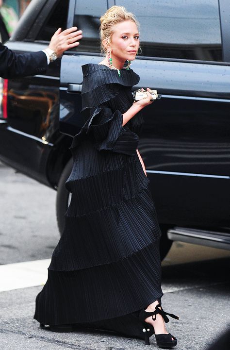 29+Brilliant+Wedding+Guest+Outfit+Ideas+From+the+Olsen+Twins+via+@WhoWhatWear Ashley Olsen Style, Olsen Fashion, Olsen Twins Style, Walking Down The Street, Mary Kate Ashley, Olsen Twins, Mary Kate Olsen, Ashley Olsen, Elsa Peretti