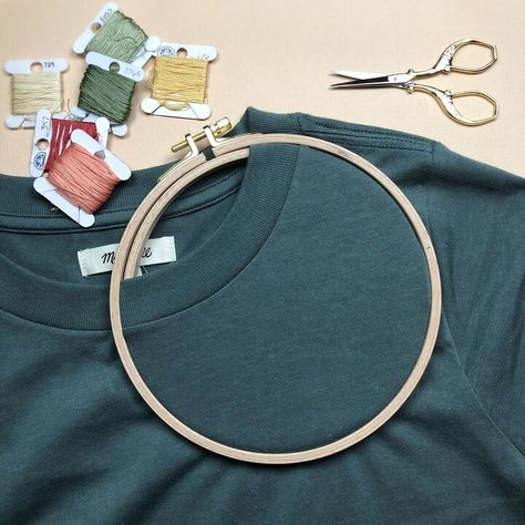 T Shirt Embroidery Ideas, Shirt Embroidery Ideas, Diy Embroidery Hoop Stand, Diy Embroidery Machine, Diy Hand Embroidery, T Shirt Embroidery, Embroidery Stitches Beginner, Shirt Tutorial, Embroidery T Shirt