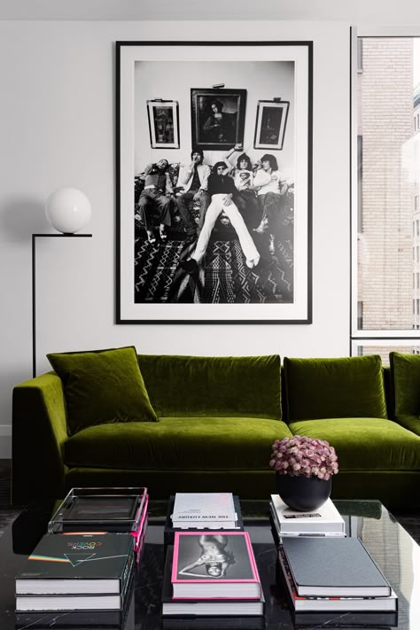 Home Design Black And White, Wall Art Aesthetic Living Room, Modern Art Deco Apartment, Styling Black Couch, Men Apartment Aesthetic, Rock And Roll Living Room, Table Behind Couch Against Wall, Edgy Home Decor Ideas, Edgy Apartment