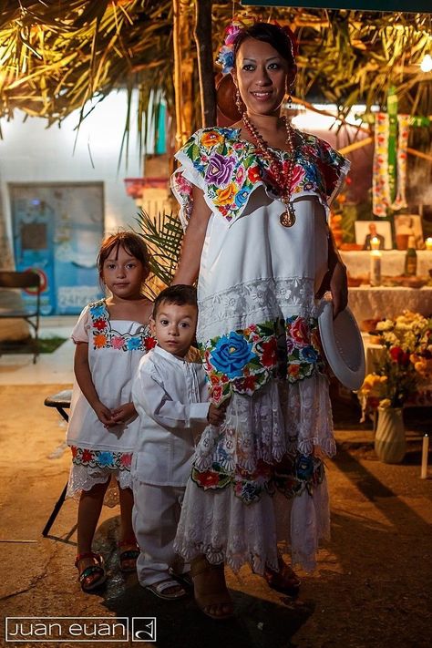 Mexican Folklore, Mexican People, Traditional Mexican Dress, Ballet Folklorico, Mexican Embroidered Dress, Mexican Traditions, Mexican Fashion, Mexico Culture, Mexican Women