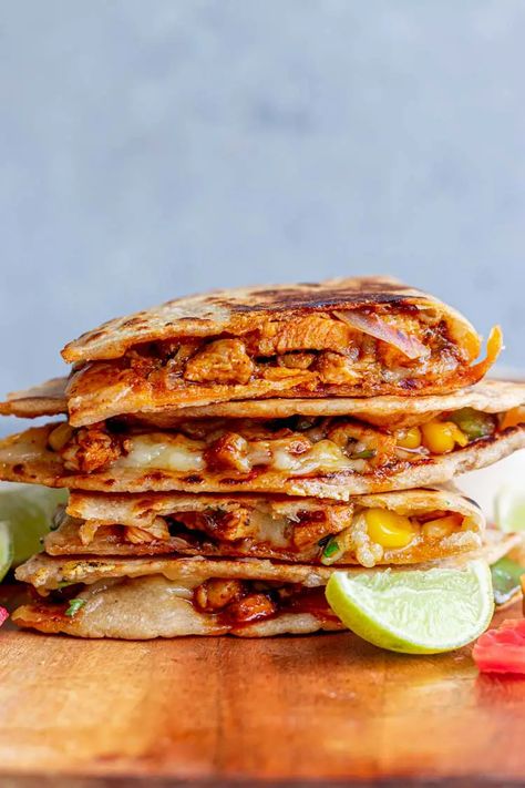 Easy Chicken Quesadilla Recipe - A really simple yet so satisfying and filling wrap that can be had for breakfast or lunch or even as a snack. The crisped tortillas on the outside with molten bits of cheese with chicken filling is all oh-so -delicious! Quisidillaa Recipe, Quesilladas Recipe, Easy Chicken Quesadilla, Easy Chicken Quesadillas, Easy Chicken Quesadilla Recipe, Quesadilla Recipes Easy, Rotel Recipes, Ww Dinner, Recipes With Flour Tortillas