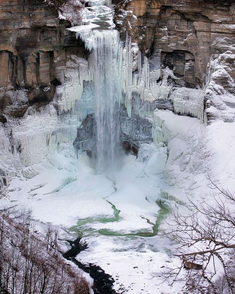 15 gorgeous frozen waterfalls to see this winter in Upstate NY - newyorkupstate.com Winter Scapes, Paper Tricks, Spinning Silver, Frozen Forest, Upstate Ny Travel, Frozen Waterfall, Niagara Falls State Park, Visiting Niagara Falls, Letchworth State Park