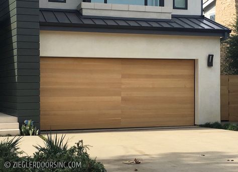 Custom Wood Garage Doors, Contemporary Garage Doors, Contemporary Garage, Casa Garage, Wooden Garage Doors, Wood Garage, Modern Garage Doors, Garage Door Types, Welcome Signs Front Door