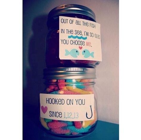 This is a perfect gift for maybe a high school or middle school relationship. Maybe even just a couple that likes the beach or ocean Homemade Valentine, Valentines Bricolage, Presente Diy, Fish In The Sea, Bf Gifts, Ge Bort, Jar Ideas, Homemade Valentines, Cadeau Diy