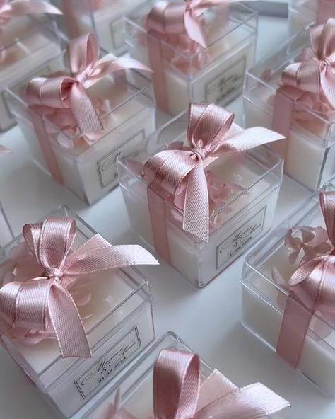 Candles wedding favors 🌸 Blush Pink Wedding Favors, Pink Quince Recuerdos, Candle Doorgift, Pink Wedding Favors For Guests, Pink Favours, Candle Wedding Favors, Candle Aesthetic, Wedding Candles, Christening