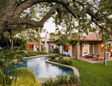 20 Beautiful Swimming Pool Landscaping With Trees Mediterranean Pool, Backyard Getaway, Mediterranean Luxury, Swimming Pool Landscaping, Mediterranean Style Home, Casas Coloniales, Backyard Entertaining, Spanish Style Homes, Mediterranean Home