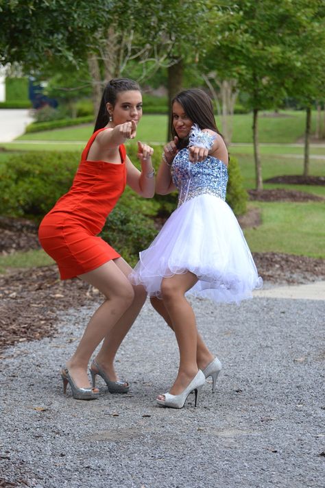 #homecoming #pictures #friends Homecoming Dance Pictures, Prom Pictures Group, Hoco Pictures, Homecoming Poses, Prom Pictures Couples, Prom Goals, Prom Picture Poses, Dance Picture Poses, Homecoming Pictures