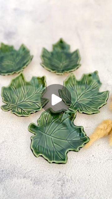 Green Clay Ideas, Simple Ceramic Projects, Porcelana Fria Ideas, Everyday Holly, Incense Dish, Ceramic Art Handmade, Simple Pottery, Clay Leaves, Sculpting Ideas