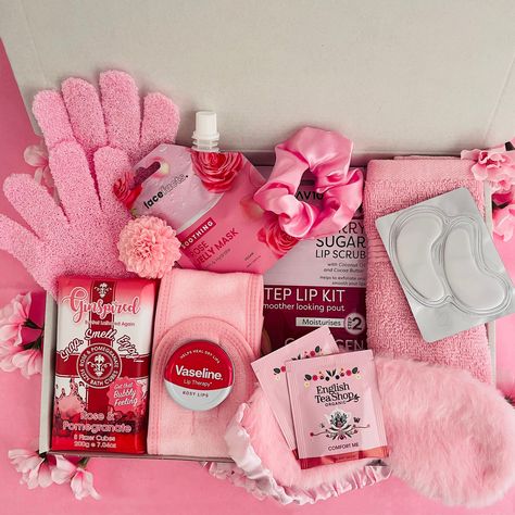 Spa Pamper Box | Gift Box includes : 100% cotton face / hand cloth Sleep eye mask Make-up spa head band Pink hair scrunchie Pink exfoliating gloves Rose and Pomegranate fizzy bath cubes Collagen Lip mask and raspberry lip scrub Chamomile and Ginseng gel eye patches Soothing Rose Jelly Mask Vaseline tin - Rosy Organic Herbal Tea x2 servings Soap flower Flowers on outside of box are not included. Spa Pamper Box | Gift Box is presented in a white gift box measuring 34cm x 23cm (letterbox friendly) Pink Diy Gifts, Spa Gift Box Ideas, Gifts For Sweet 16, Spa Gift Ideas, Spa Kit Gift, Self Care Boxes, Birthday Box Ideas, Gel Eye Patches, Beauty Gift Basket