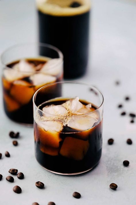 How to make Homemade Cold Brew in glasses. Best Cold Brew Coffee, Make Iced Coffee, Espresso Martini Recipe, Cold Brew Coffee Concentrate, Best Iced Coffee, Cold Brew Recipe, Low Acid Coffee, Cold Brew At Home, Cold Brew Iced Coffee