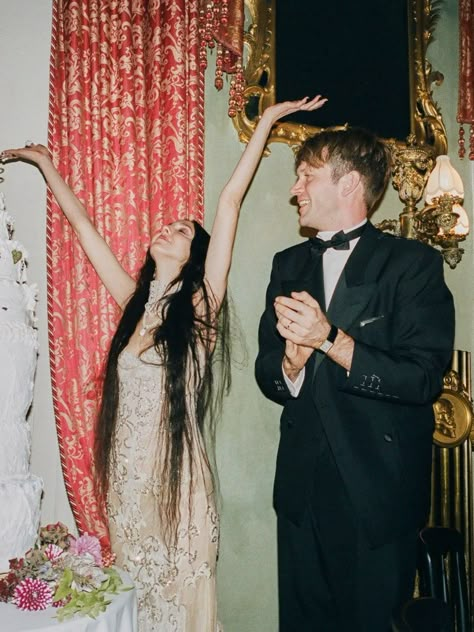 Anti Bride Wedding Photos, Anti Bride Wedding Aesthetic, Indie Sleaze Wedding, Upstage The Bride Wedding Theme, White Goth Wedding, Ivy Getty Wedding, 90s Wedding Aesthetic, Surrealist Wedding, Grunge Bride