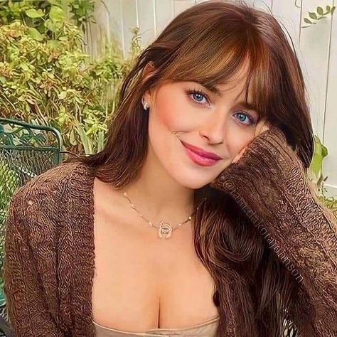 Wispy Bangs Dakota Johnson, Dakota Johnson Brown Hair, Dokata Johnson Hair, Dakota Johnson Bangs Fringes, Dakota Johnson Without Bangs, Dakota Johnson Curtain Bangs, Dakota Johnson Fringe, Decota Johnson, Dakota Johnson Hair Bangs