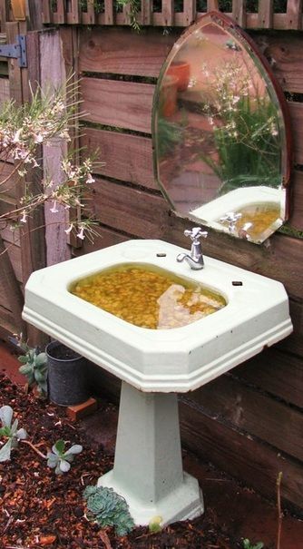 Old Sink, Diy Bird Bath, Upcycle Garden, Stand Ideas, Pedestal Sink, Creative Gardening, Garden Crafts, Birdhouse, Dream Garden