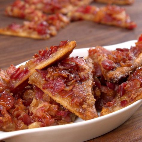 Bacon Appetizers, Candied Bacon, Maple Bacon, Bacon Recipes, Clean Eating Snacks, Appetizer Snacks, Brunch Recipes, Breakfast Brunch, Appetizer Recipes