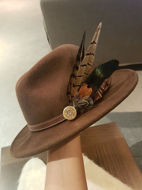 Cowboy Hat Bands, Chapeau Cowboy, Boho Hat, Feather Hat, Hat Ideas, Fancy Hats, Cowgirl Hats, Cool Hats, Felt Hat