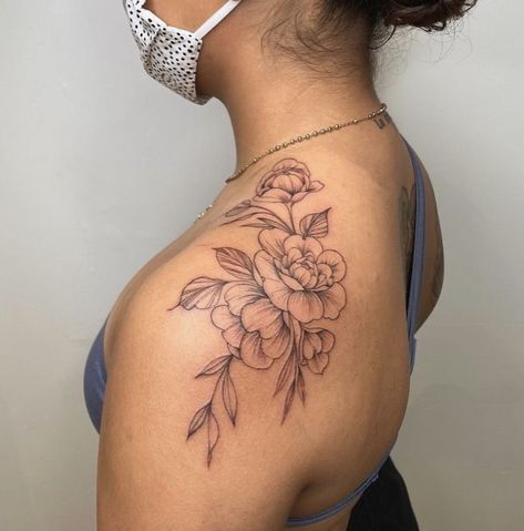 Mummy Makeover, Women's Shoulder Tattoo, Feminine Shoulder Tattoos, Girl Shoulder Tattoos, Small Shoulder Tattoos, Band Tattoos, Neck Tattoos Women, Back Of Shoulder Tattoo, Tattoos For Women Flowers