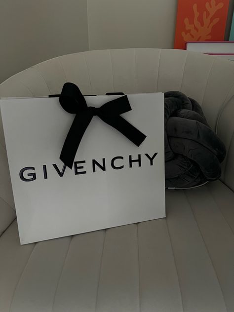 White givenchy shopping bag on white couch Givenchy Shopping Bag, Luxury Shopping Aesthetic, Givenchy Aesthetic, Shopping Bag Luxury, Fashion Style Aesthetic, High Fashion Style, Shopping Aesthetic, Goal Board, Life Vision Board