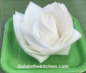 How to Fold Paper Napkin Fancy Way Napkin Folding Flower, Fold Paper Napkins, Napkin Origami, Diy Napkin Folding, Fancy Napkin Folding, Paper Techniques, Napkin Rose, Paper Serviettes, Paper Napkin Folding