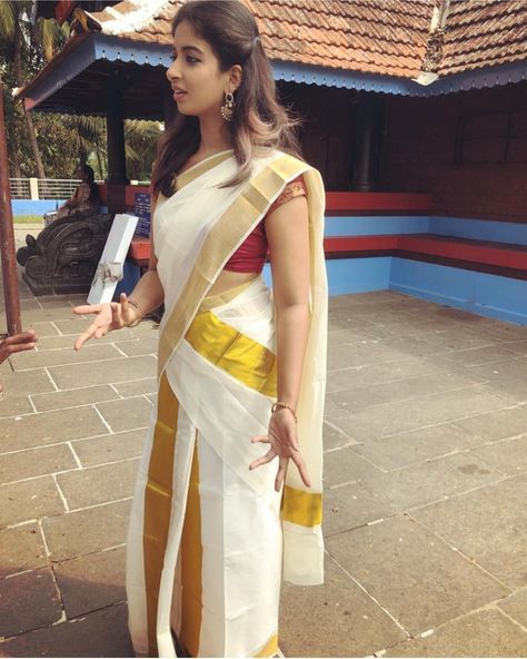 Mallu Saree White, Malyali Saree, Set Mundu Styling, Setmundu Design, Onam Set Mundu, Malayalam Saree, Onam Pics, Kasavu Half Saree, Kerala Attire