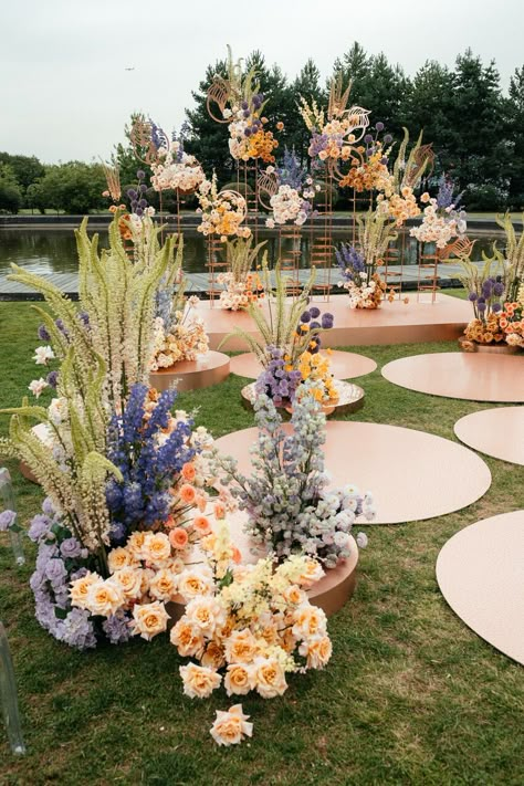 Flowers at weddings in 2025: floral decoration trends Decoration Ideas Wedding, Wedding Flower Trends, Wedding Theme Ideas, Rustic Wedding Decorations, Wedding Decoration Ideas, Wedding Backdrop Design, Wedding Backdrop Decorations, Fleur Design, Flower Installation