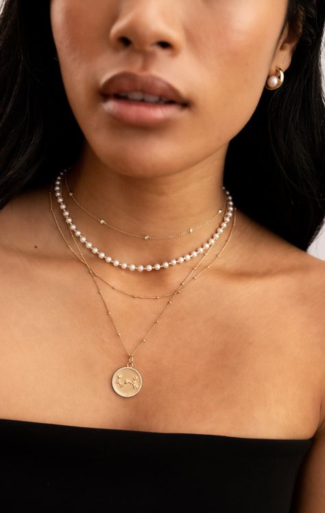 Pearls And Gold Necklace Layered, Perl Neckles, Pearl Layering, Pearl Necklace Layered, Ring Concierge, Necklace Stack, Pearl Accessories, Stacked Necklaces, Jewelry Lookbook