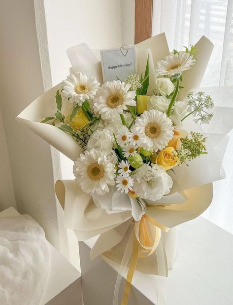 Birthday Buket Flowers, Modern Bridal Bouquet Unique, White Bouquet Aesthetic, White Flower Bouquet Aesthetic, Korean Flower Bouquet Aesthetic, Mothers Day Bouquet Ideas, Ramos Aesthetic, Korean Style Bouquet, Graduation Flowers Bouquet