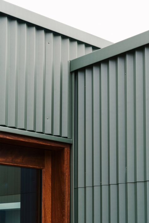 Green panels "camouflage" Folded House in Cambridge by Westerdahl Corrugated Metal Architecture, Metal Cladding Facade Architecture, Corrugated Metal House, Green Metal Siding, Industrial Building Design, Zinc Cladding, Steel Cladding, Cladding Design, Tile Cladding