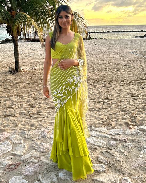 Shloka Khialani, Green Indian Outfit, Saree Ideas, Character Wardrobe, Mehendi Outfits, Lehenga Designs Simple, Gowns Dresses Elegant, Traditional Indian Dress, Fishtail Skirt